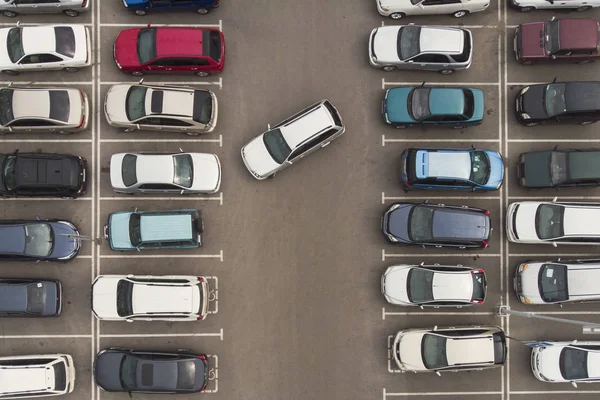Regelmäßigkeit beim Parken. Blick auf die sorgfältig geparkten Autos. Auto-Navigation auf dem Parkplatz. Suche nach freien Parkflächen. Der Parkplatz ist mit Autos verstopft. Parkplatzproblem. — Stockfoto