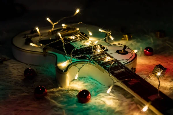 Arka planda caz gitar ve noel süslemeleri. — Stok fotoğraf