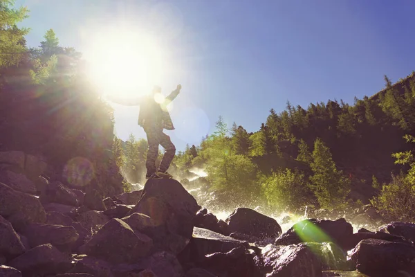 Man staat over een Tropic klif prachtig geweldig prachtig uitzicht hoge bergen waterval Groenen en verhoogde zijn handen omhoog winnaar vrijheid gelukkig liefde leven plezier zon warme warme zonnige hut Sky — Stockfoto