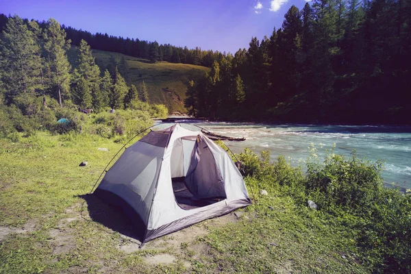 Tourismus und Reisekonzept. schöne Sommerlandschaft mit m — Stockfoto