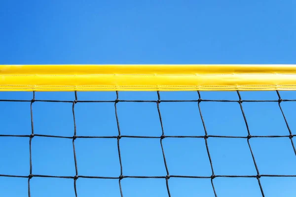Gelb gefärbte Sommerspiele Ball Hintergrund Beachvolleyball oder Tennisnetz gegen blauen Himmel für Sportveranstaltungen. Kopierraum. Kopierraum — Stockfoto