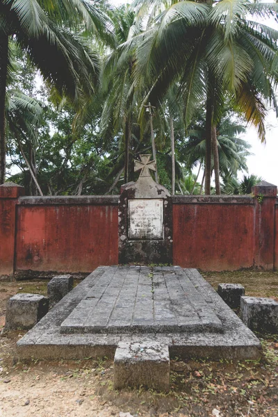 Fragment d'une vieille tombe dans un cimetière abandonné . — Photo