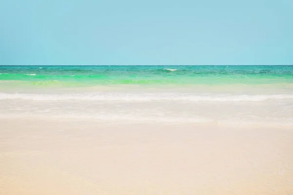 Beautiful seascape with white sand on the beach — Stock Photo, Image