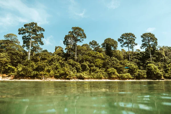 Ilha tropical rodeada por água azul-turquesa transparente . — Fotografia de Stock