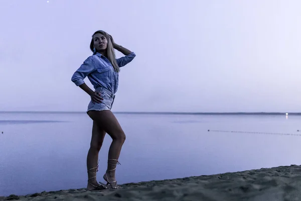 Este egy fiatal, gyönyörű, szexi lány áll a tavon. Kilátás. Gyönyörű derűs természet. minimalizmus. szőke séták a homokban a strandon kora reggel — Stock Fotó