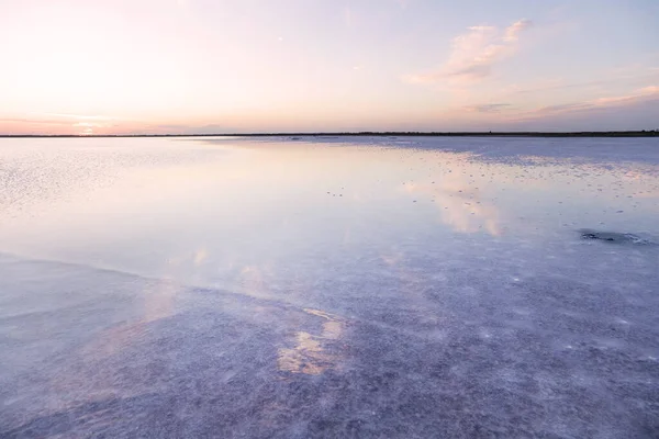 Sale sul fondo. Lago rosa lago cremisi. Burlin Lake. Bursol '. Distretto di Slavgorod. Attrazione. Altai Krai Russia — Foto Stock