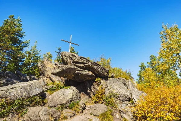 Cruze no topo do penhasco no Monte Tserkovka resort Belokurikha em Altai Krai — Fotografia de Stock