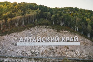 Rusça Altai Krai, Rusya 'da Batı Sibirya' da bir bölgenin adıdır. Yılan yolunun yakınındaki bir kayanın üzerindeki harfler. Turist kümesi Belokurikha 2