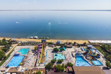 Göl kıyısındaki tatil köyünün tepesinden bak. Şehrin ve yarovoye denilen gölün havadan görünüşü