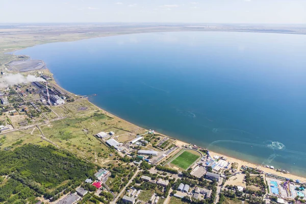 Uitzicht vanaf de top van het resort aan het meer. Luchtfoto van de stad en het meer genaamd yarovoye — Stockfoto