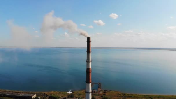 来自工厂烟囱的烟雾 排放问题和生态 4K视频 环境污染 糟糕的生态 现代的问题 一个高大的砖制烟囱污染了湖面周围的空气 — 图库视频影像