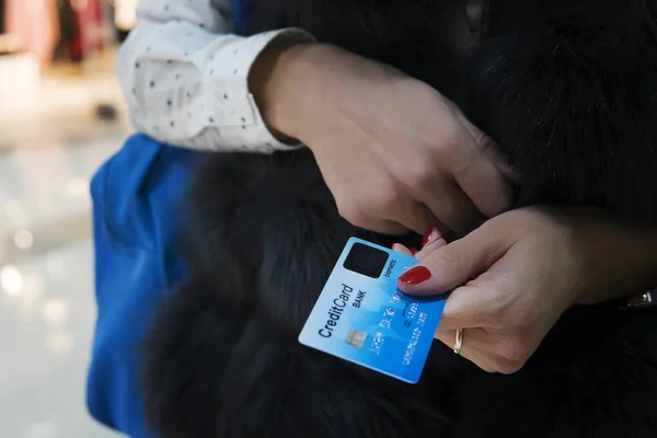 Nahaufnahme der Hände der Frau mit Kreditkarte. Bezahlt wird mit Bankkarte, Einkauf und Einzelhandelskonzept. Mädchen kaufen Dinge in Einkaufszentren mit Kreditgeld. Weibliche Weiten im Einkaufszentrum. Kaufen. — Stockfoto