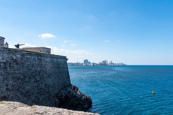 Faro Castillo del Morro deniz fenerinin önündeki eski demir toplar. — Stok fotoğraf