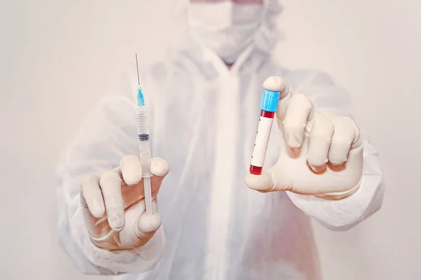 Een Laboratoriummedewerker Houdt Een Spuit Met Een Vaccin Een Reageerbuis — Stockfoto