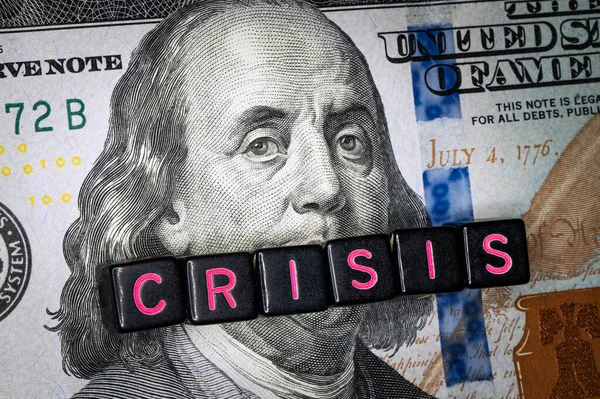Портрет Бенджаміна Франкліна з банкноти в сто доларів з закритим ротом і заголовком CRISIS. Світова фінансова економічна криза через коронавірусну пандемію — стокове фото