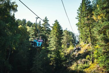 Füniküler turistleri Tserkovka Dağı 'na taşır. Belokurikha tatil köyü. Altai bölgesi. - Rusya. 22 Eylül 2019