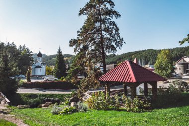 Yaz tatili için Belokurikha Altai Krai tatil beldesindeki ormanda çardak..