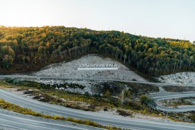 Rusça Altai Krai, Rusya 'da Batı Sibirya' da bir bölgenin adıdır. Yılan yolunun yakınındaki bir kayanın üzerindeki harfler. Turist kümesi Belokurikha 2