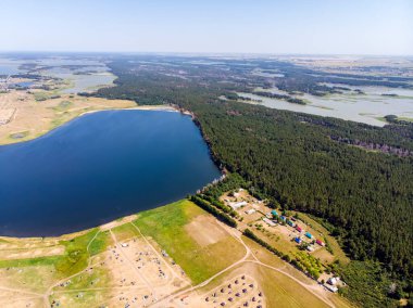 Altai bölgesindeki tuz göllerinin en üst görüntüsü. Zavyalovo Köyü.