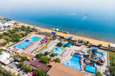 Şehir merkezinin tepesinden göl kenarına bak. Şehrin havadan görünüşü