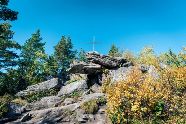 Rocha Bizarra Com Uma Cruz Ortodoxa Montanha Igreja Belokurikha Resort — Fotografia de Stock