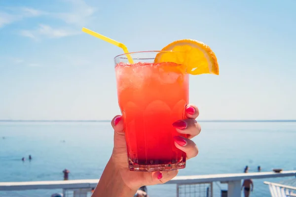 Hand Met Oranje Coctailglas Turquoise Lagune Exotische Baai Lifestyle Zomervakantie — Stockfoto