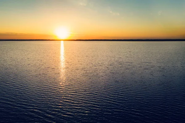 Solnedgång Vid Havets Kust Gul Sol Går Ner Bakom Sjön — Stockfoto