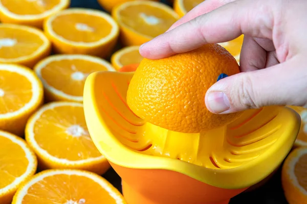 Sumo Laranja Acabado Espremer Preparando Uma Laranja Fresca Close Mão — Fotografia de Stock