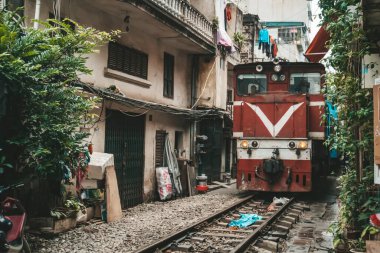 Hanoi 'nin Landmark' ı: Hanoi, Vietnam 'daki Hanoi' de öğleden sonra trende çalışan eski trenin kapanışı,