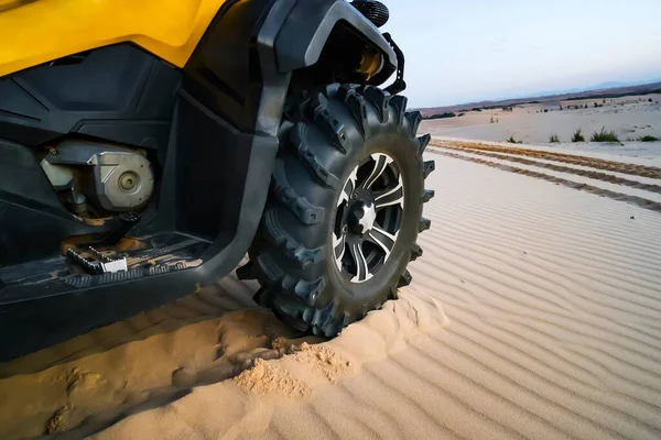 차량이 타이어를 클로즈업 했습니다 알아보기 정도로요 Atv 휠닫습니다 모래가 사막을 — 스톡 사진