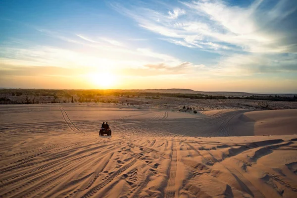 Alba Nel Deserto Scena Con Due Motociclisti Atv Turisti Viaggiano — Foto Stock