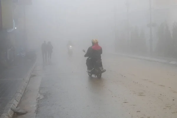 Мужчина Едет Мотоцикле Через Густой Туман Городе Сапа Вьетнам — стоковое фото