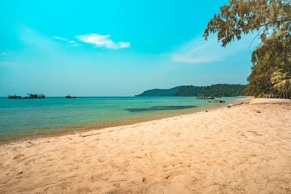 Miękkie fale oceanu na tropikalnej długiej piaszczystej plaży z wieloma śladami na pięknej wyspie Koh Rong, — Zdjęcie stockowe