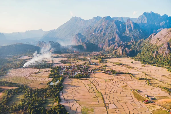 Immagine naturalistica di Vang Vieng. un famoso paesaggio a Vang Vieng, provincia di Vientiane, Bella vista dall'aria alle risaie tra le montagne. — Foto Stock