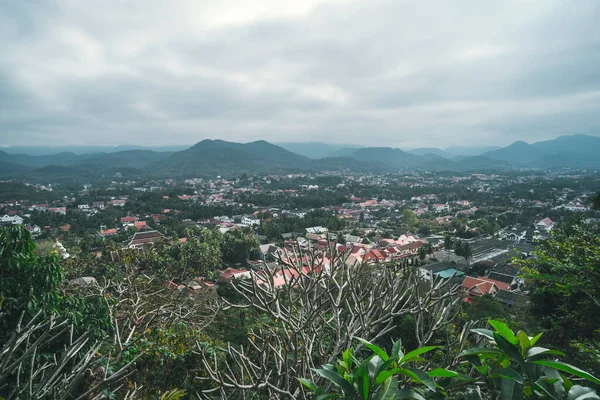 Utsikt landskap i luang prabang, Laos från Phu Si templet. — Stockfoto