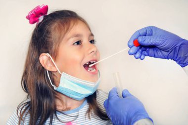 Doktor Coronavirus covid-19 testi yapıyor. Tıbbi maske takan kız hasta için. Bir adamdan tükürük örneği alıyorum. DNA testi. covid 19 için kontrol sonrası test