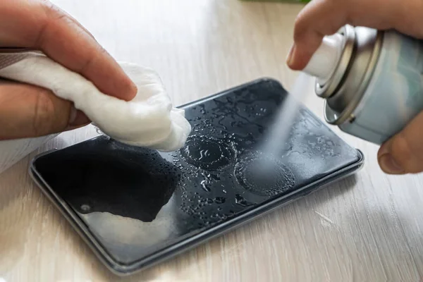 Hombre Limpia Teléfono Móvil Con Trapo Desinfectar Solución Alcohol Para — Foto de Stock
