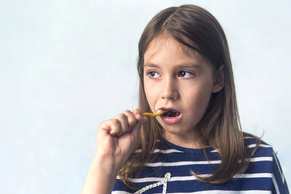 Småbarn Ler Medan Borstar Tänderna Blå Bakgrund Liten Flicka Med — Stockfoto