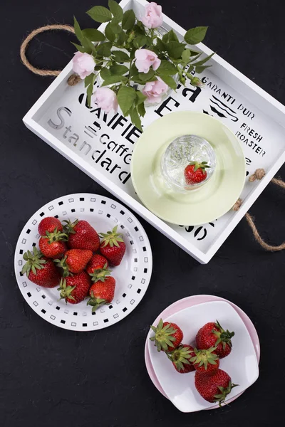 Fresas Maduras Deliciosas Sobre Mesa —  Fotos de Stock