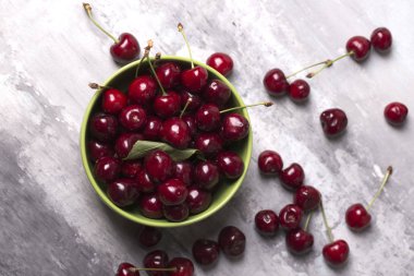 Taze kiraz kase masada. Masanın üzerine tencerede taze kiraz. Kiraz. Tatlı kiraz. Taze kiraz. Olgun Kiraz