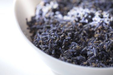 Kurutulmuş lavanta çiçekleri ile plaka. Kuru lavanta çiçekleri