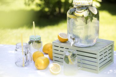 Limonata içki hazırlanması. Limonata sürahi ve limon ile tablo sıklıkta nane