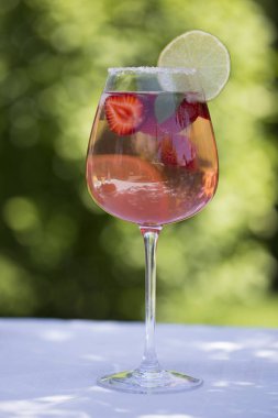 Ev yapımı yaz Berry içki. Limonata limon, çilek ile cam masada nane 