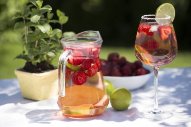 Çilek limonata iç, yaz mojito çilek, limon ve nane ile yenileniyor. Limonata ayarlayın. Yaz içecekler - limonata, mojito ve çilek lemonad