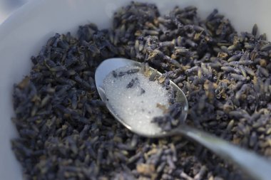 taze çiçekler - tatlı gıda şekerle lavanta kavanozu. 