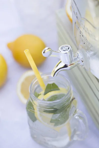Приготовление Лимонадного Напитка Лимонад Кувшине Лимоны Мятой Столе Outdoo — стоковое фото
