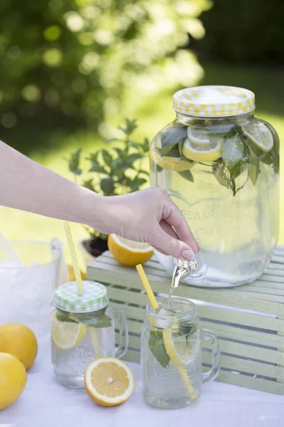 Приготовление Лимонадного Напитка Лимонад Кувшине Лимоны Мятой Столе Outdoo — стоковое фото
