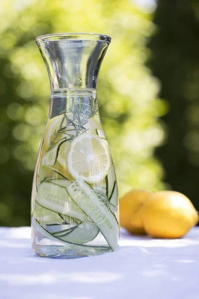Детоксикационная Вода Свежий Лимонад Льдом Лимон Розмарин Свежий Прохладный Лимонный — стоковое фото