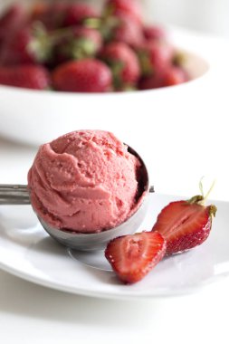 Taze meyve ile çilekli dondurma kaşık toz. Çilek çilek buzla