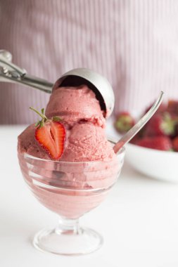 Lezzetli çilekli dondurma cam kase içinde. Çilekli dondurma meyve ile yakın çekim